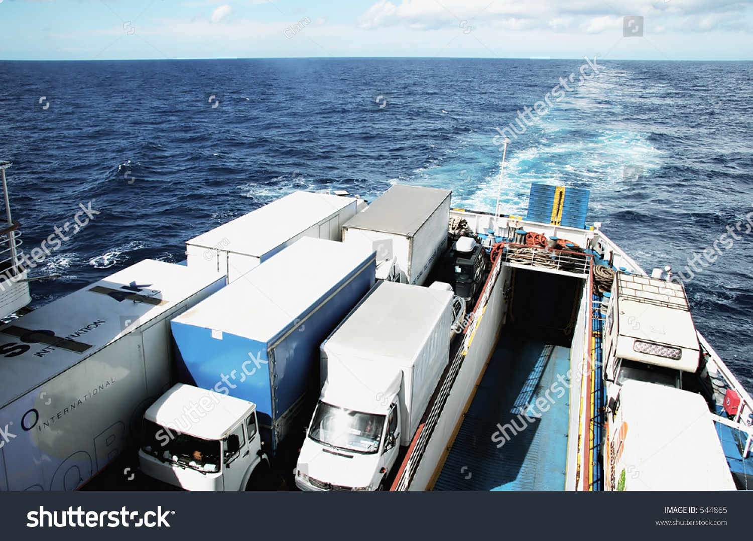 Camiones en cubierta de ferry